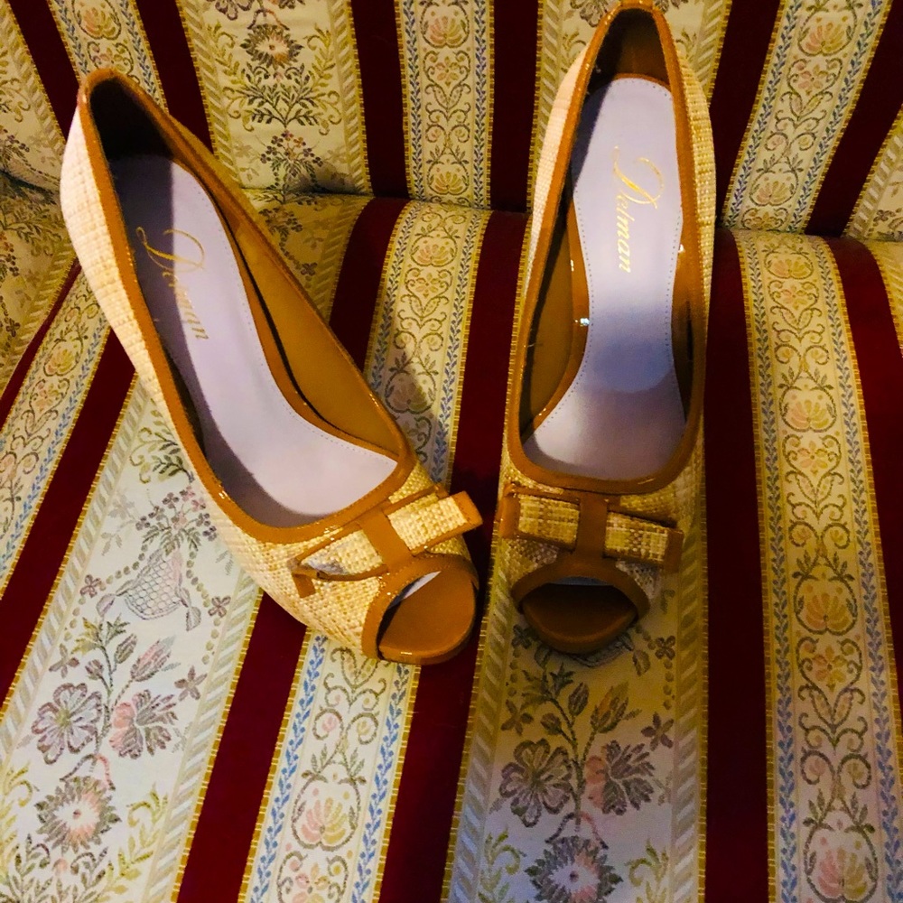Delman size 8, straw weave, never worn